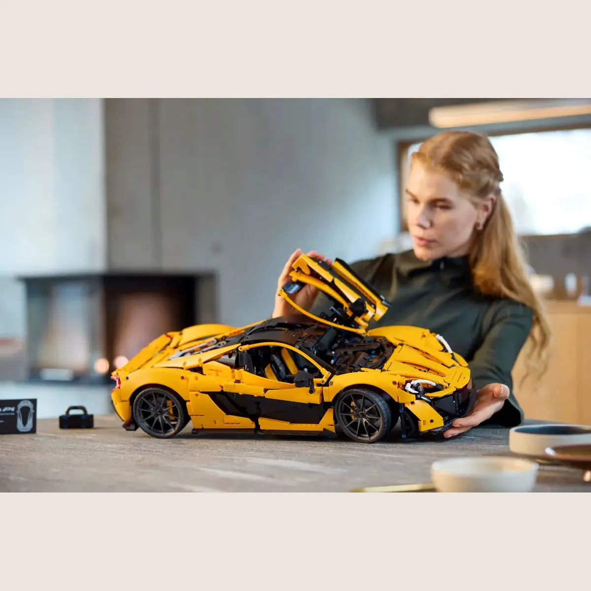McLaren P1 – LEGO Speed Champions model af McLaren P1, en hyperbil med aerodynamisk design.