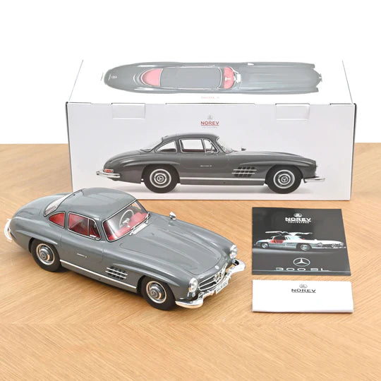 Mercedes-Benz 300 SL 1:12 model i graphite grey fra Norev med gullwing-døre og detaljeret design