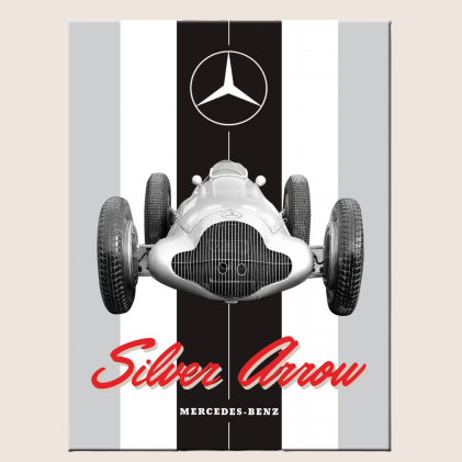 Mercedes-Benz Silver Arrow Magnet – Klassisk køleskabsmagnet i størrelsen 6x8 cm med et retroinspireret motiv af den ikoniske Mercedes-Benz Silver Arrow racerbilsilhuet. Magneten er fremstillet af robust metal og er ideel til at tilføje et strejf af motorsportshistorie til dit hjem eller kontor.