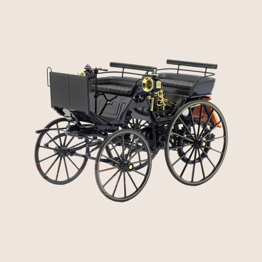 Mercedes Benz Daimler Motorkutsche (1886) – Historisk model af Daimlers første motorkøretøj fra 1886.