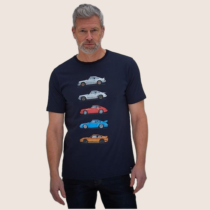 ORC-Multi Car Navy Blue – Klassisk T-shirt i navy blå med stilfuldt ORC-mønster af flere ikoniske biler. Perfekt til bilentusiaster med sans for design og komfort.