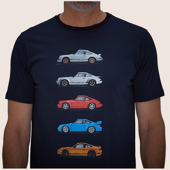 ORC-Multi Car Navy Blue – Klassisk T-shirt i navy blå med stilfuldt ORC-mønster af flere ikoniske biler. Perfekt til bilentusiaster med sans for design og komfort.