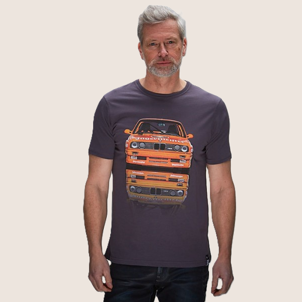 GrandPrix Originals ORC E30 EVO Grey T-shirt – Økologisk bomuld, taljeret snit og ikonisk Jägermeister-design på BMW E30 Evo, fremstillet i Italien af ORIGINAL RACE® – perfekt til motorsportfans og stilbevidste bilentusiaster.