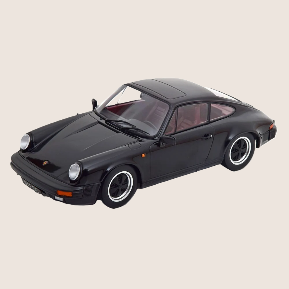 Porsche 911 SC Coupé 1983 1:18 KK‑Scale – Højdetaljeret skala-model af Porsche 911 SC Coupé fra 1983 i 1:18. Fremstillet af KK‑Scale med præcis karosseri, fælge og autentiske designelementer – ideel til Porsche-samlere og racerløbsemballører.