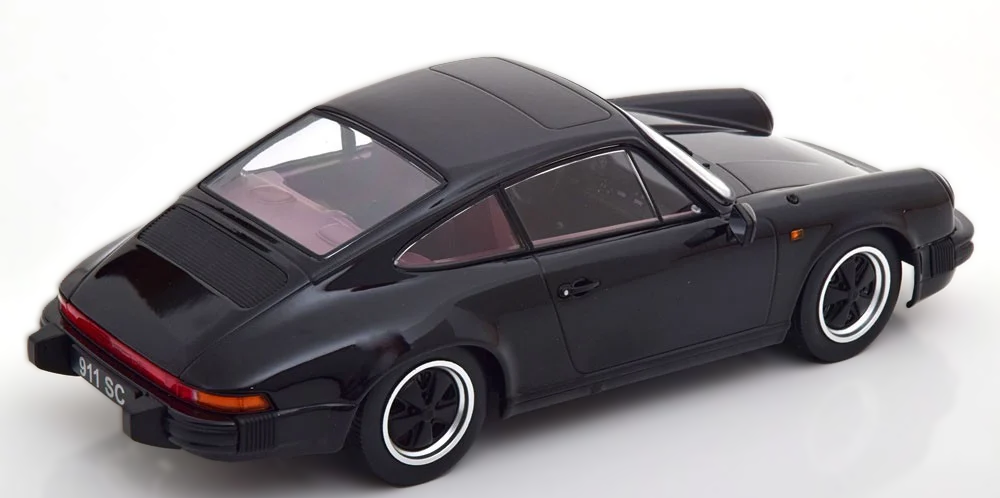 Porsche 911 SC Coupé 1983 1:18 KK‑Scale – Højdetaljeret skala-model af Porsche 911 SC Coupé fra 1983 i 1:18. Fremstillet af KK‑Scale med præcis karosseri, fælge og autentiske designelementer – ideel til Porsche-samlere og racerløbsemballører.