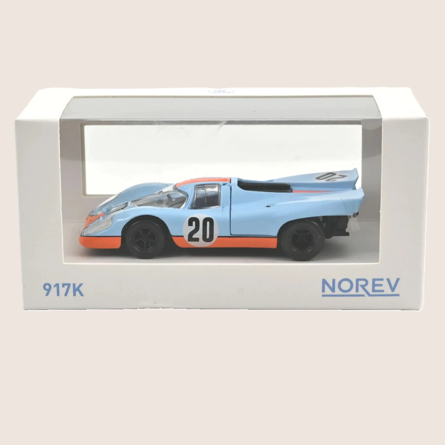 Porsche 917K Gulf 1:43 Norev – Ikonisk modelbil i skala 1:43 med den legendariske Gulf-lakering, detaljeret finish og autentisk Le Mans-racingdesign.