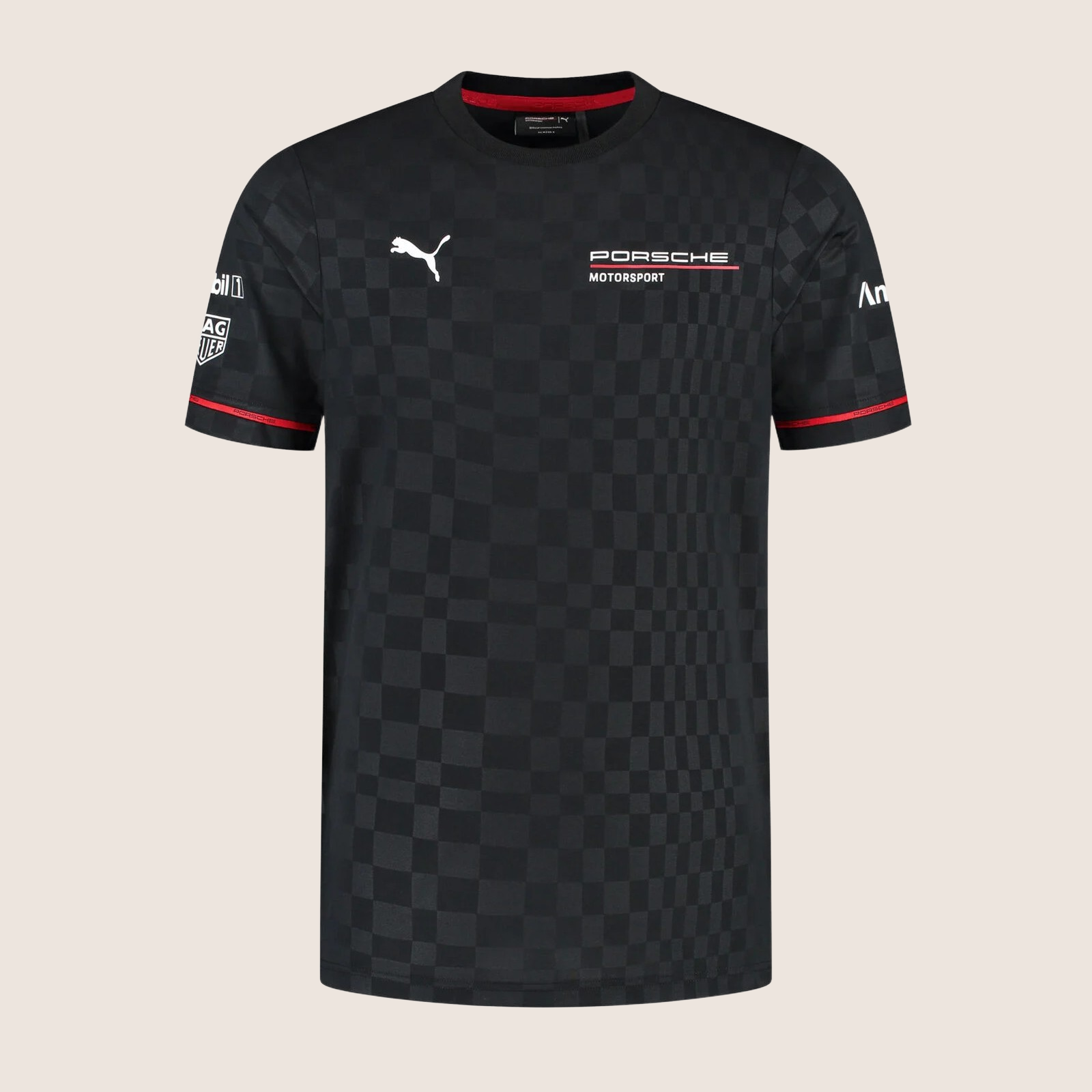 Sort Porsche Motorsport Team T-shirt med korte ærmer, røde detaljer og officielle logoer fra Porsche og PUMA – designet til fans af motorsport og racerløb.