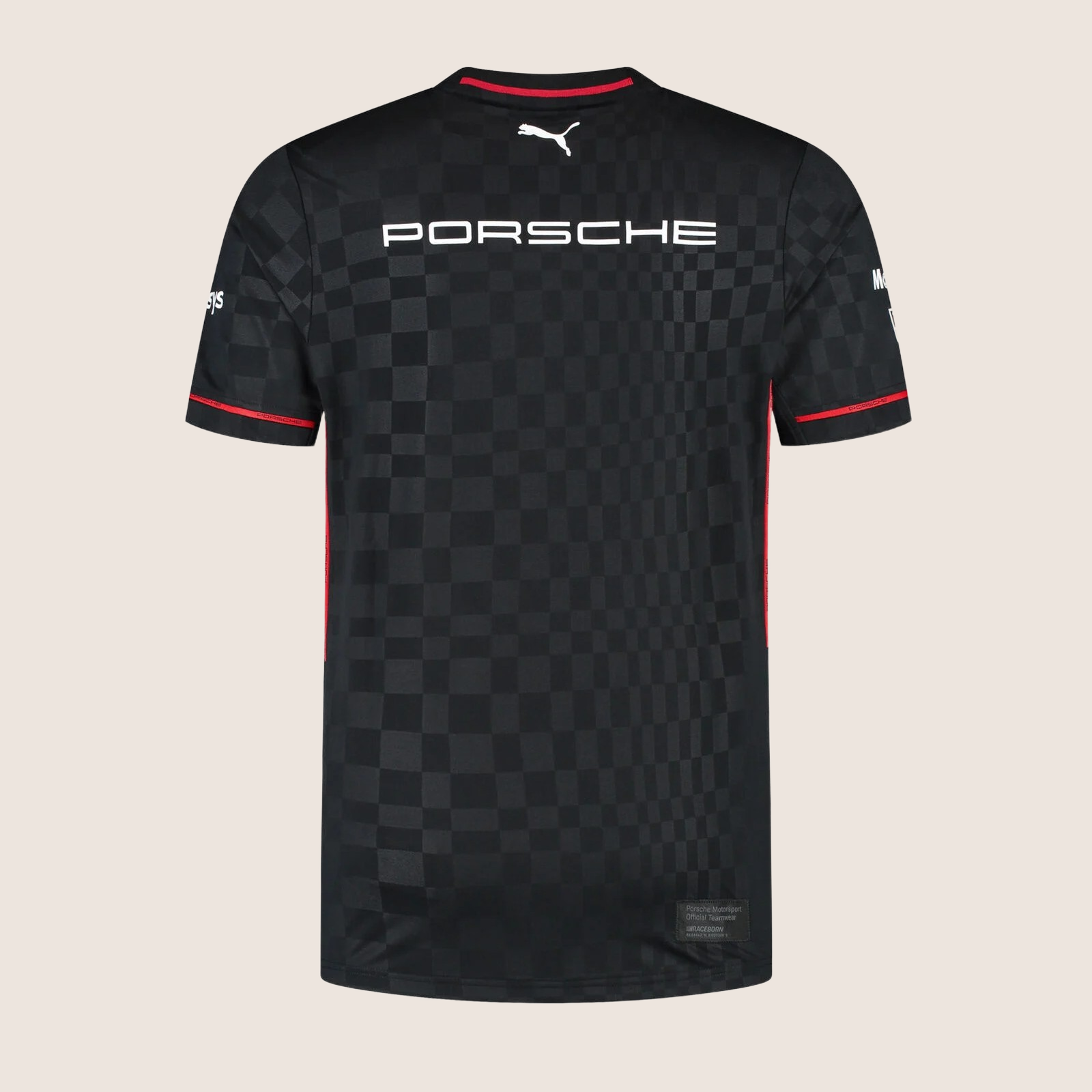 Sort Porsche Motorsport Team T-shirt med korte ærmer, røde detaljer og officielle logoer fra Porsche og PUMA – designet til fans af motorsport og racerløb.