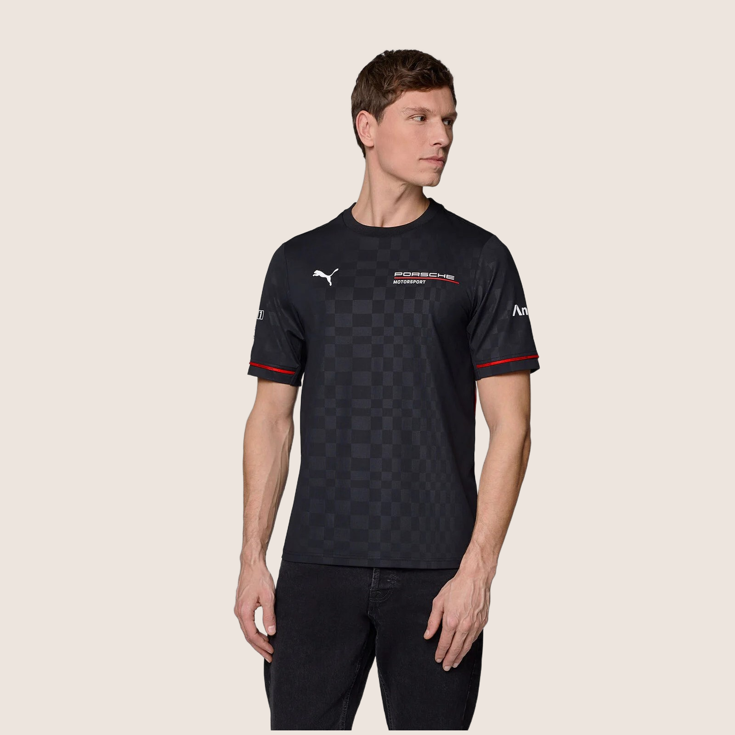 Sort Porsche Motorsport Team T-shirt med korte ærmer, røde detaljer og officielle logoer fra Porsche og PUMA – designet til fans af motorsport og racerløb.