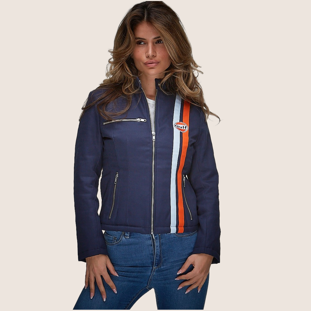 Gulf Roadmaster Navy Women – Stilfuld og sporty damepolo i navy blå med Gulf-logo og klassiske motorsportsdetaljer. Komfortabel pasform til hverdagsbrug eller events.