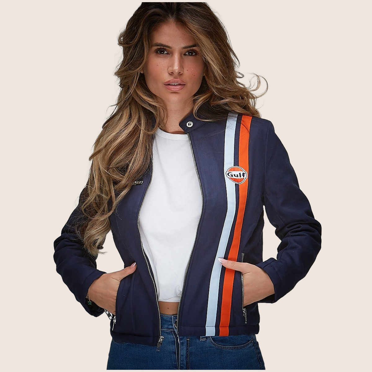 Gulf Roadmaster Navy Women – Stilfuld og sporty damepolo i navy blå med Gulf-logo og klassiske motorsportsdetaljer. Komfortabel pasform til hverdagsbrug eller events.