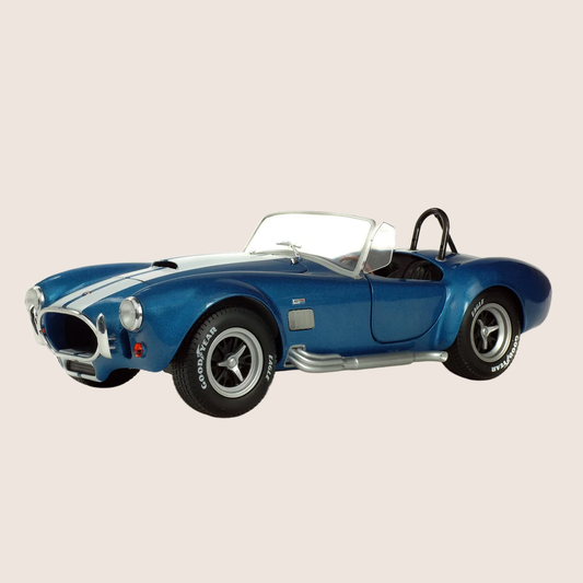 Solido Shelby Cobra 427 MKII 1965 1:18 – Detaljeret diecast-model af den klassiske Shelby Cobra 427 MKII fra 1965 i skala 1:18. Udført i metal, med åbne døre, justerbare forhjul, sidespejle og autentisk design – ideal for bilentusiaster og samlere.