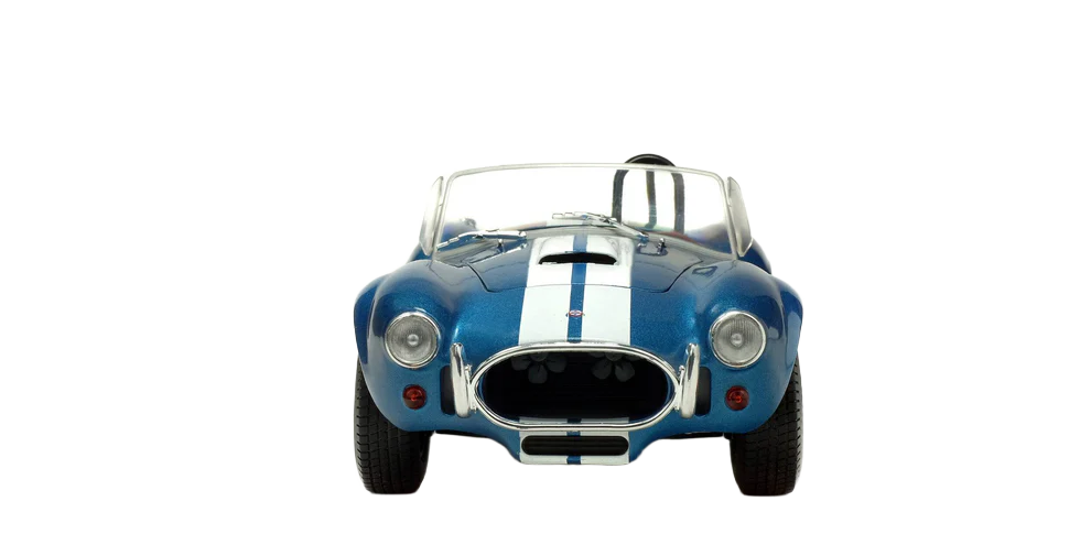 Solido Shelby Cobra 427 MKII 1965 1:18 â Detaljeret diecast-model af den klassiske Shelby Cobra 427 MKII fra 1965 i skala 1:18. Udført i metal, med ĂĽbne døre, justerbare forhjul, sidespejle og autentisk design â ideal for bilentusiaster og samlere.