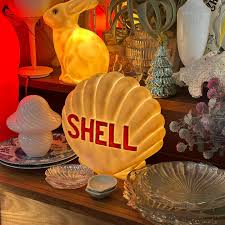 Shell Lampe – Unik lampe med Shell-logo, perfekt til garage eller bilentusiastens hjem.