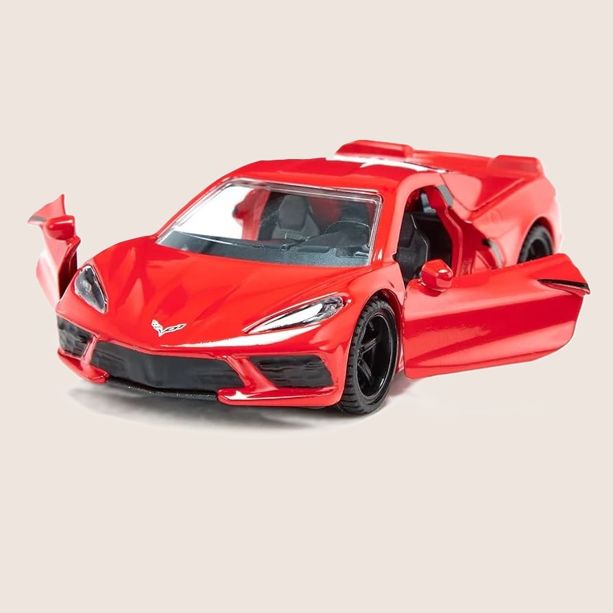 Siku Chevrolet Corvette Stingray 1:50 – Rød die-cast model med åbningsbart motordæksel og døre, gummihjul og udskiftelige fælge. Realistisk gengivelse af C8 Stingray’s motor bag kabinen.