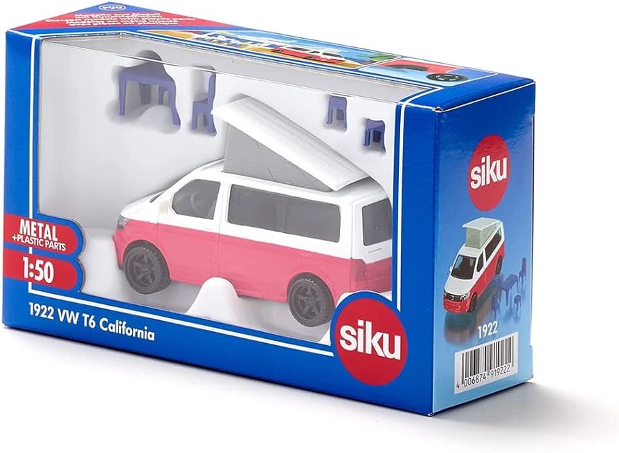 Siku Volkswagen T6 California 1:50 – Detaljeret autocamper-model med hævet pop-up-tag, åbent bagklap, anhængertræk og medfølgende bord og stole. Udført i metal og plastic med gummihjul – ideel til både leg og samling.