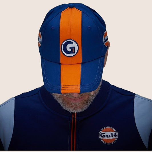 Gulf Super-G Cap Blue – Stilfuld blå cap med Gulf Super-G logo. En must-have for motorsportsfans og en ideel accessory til både bilentusiaster og modeelskere.