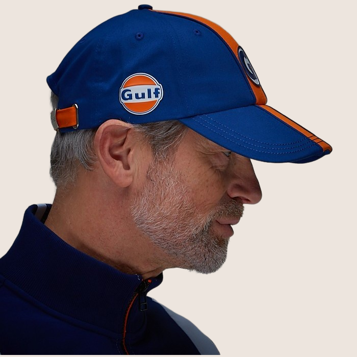 Gulf Super-G Cap Blue – Stilfuld blå cap med Gulf Super-G logo. En must-have for motorsportsfans og en ideel accessory til både bilentusiaster og modeelskere.