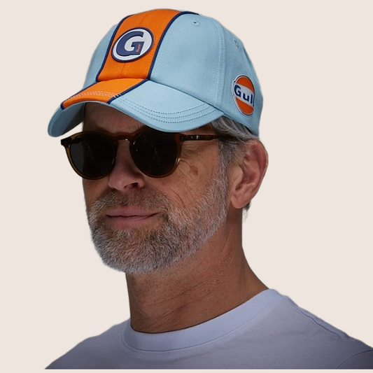 Gulf Super-G Cap Light Blue – Let blå cap med det ikoniske Gulf Super-G logo. Perfekt til hverdagsbrug for fans af klassisk motorsport og vintage stil.