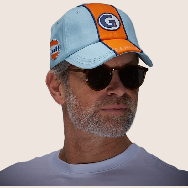 Gulf Super-G Cap Light Blue – Let blå cap med det ikoniske Gulf Super-G logo. Perfekt til hverdagsbrug for fans af klassisk motorsport og vintage stil.