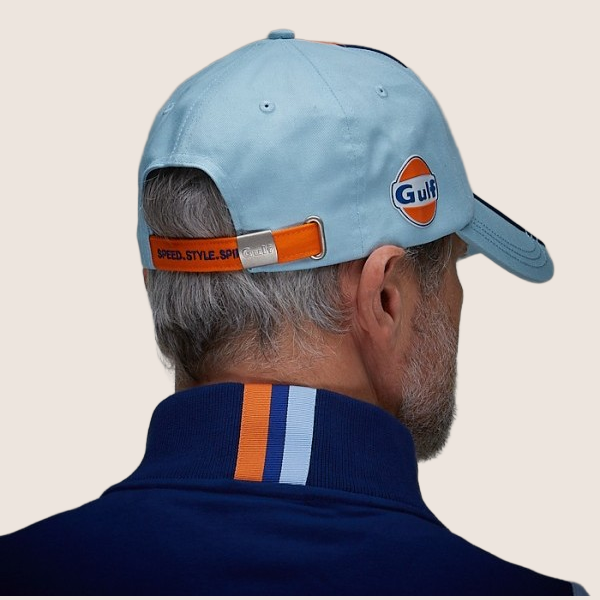 Gulf Super-G Cap Light Blue – Let blå cap med det ikoniske Gulf Super-G logo. Perfekt til hverdagsbrug for fans af klassisk motorsport og vintage stil.