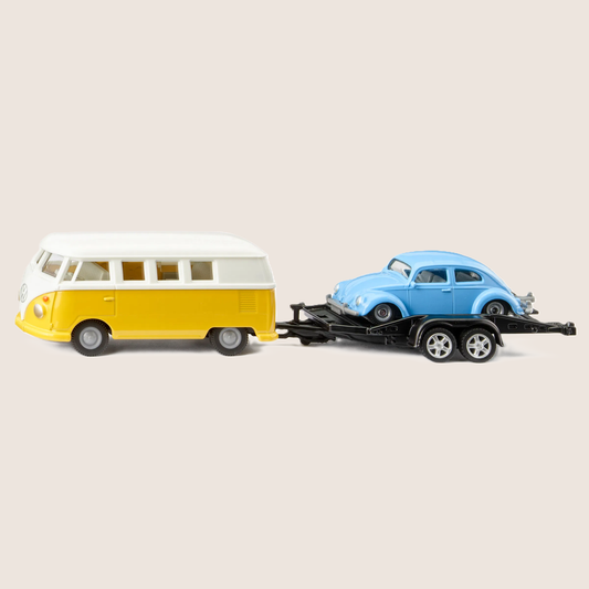 Siku VW T1 med trailer og VW Beetle 1:50 – Detaljeret metal- og plastikmodel med gul/hvid VW T1-minibus, aftagelig trailer og lyseblå VW Beetle. Robust og perfekt til kreativ leg og modeleventyr for børn.