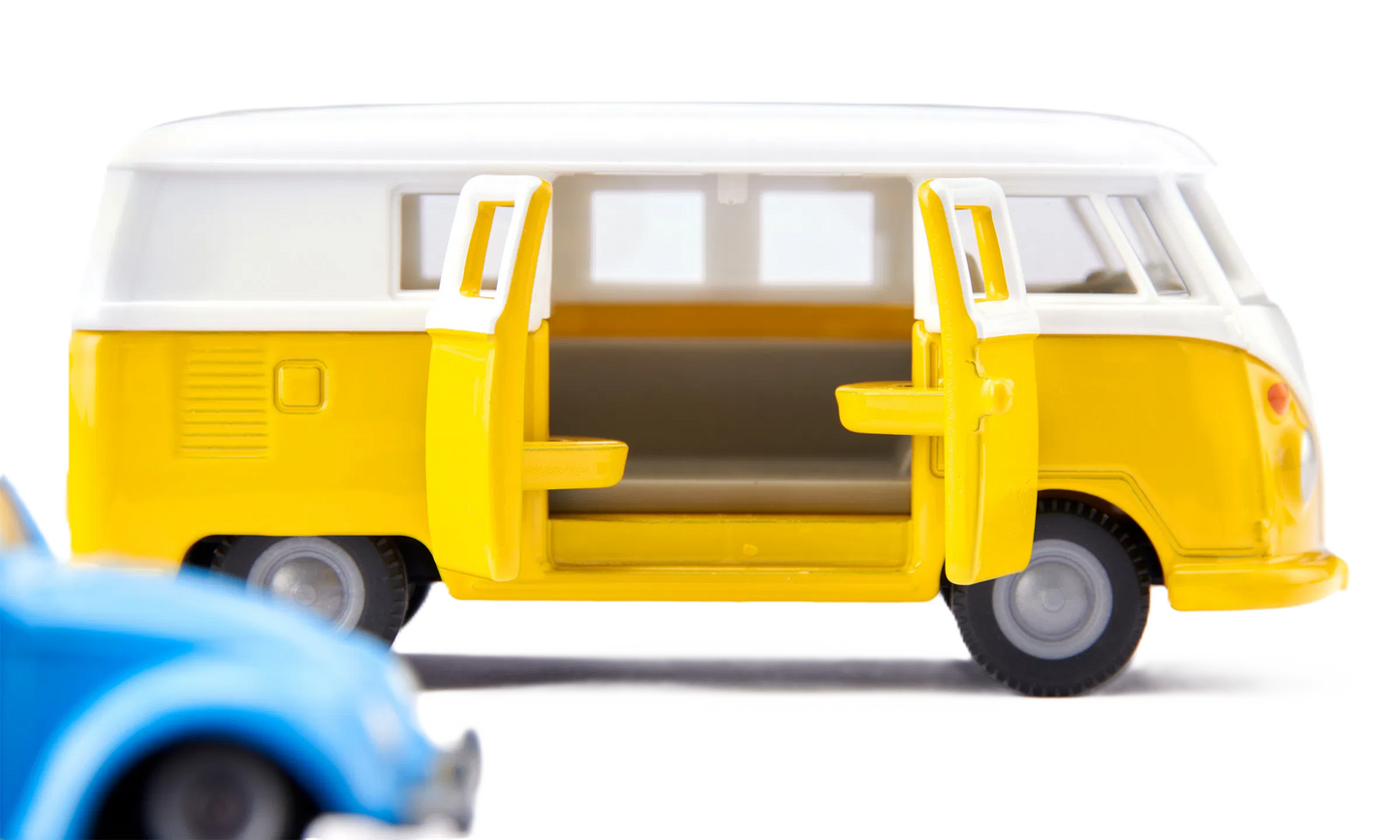 Siku VW T1 med trailer og VW Beetle 1:50 – Detaljeret metal- og plastikmodel med gul/hvid VW T1-minibus, aftagelig trailer og lyseblå VW Beetle. Robust og perfekt til kreativ leg og modeleventyr for børn.