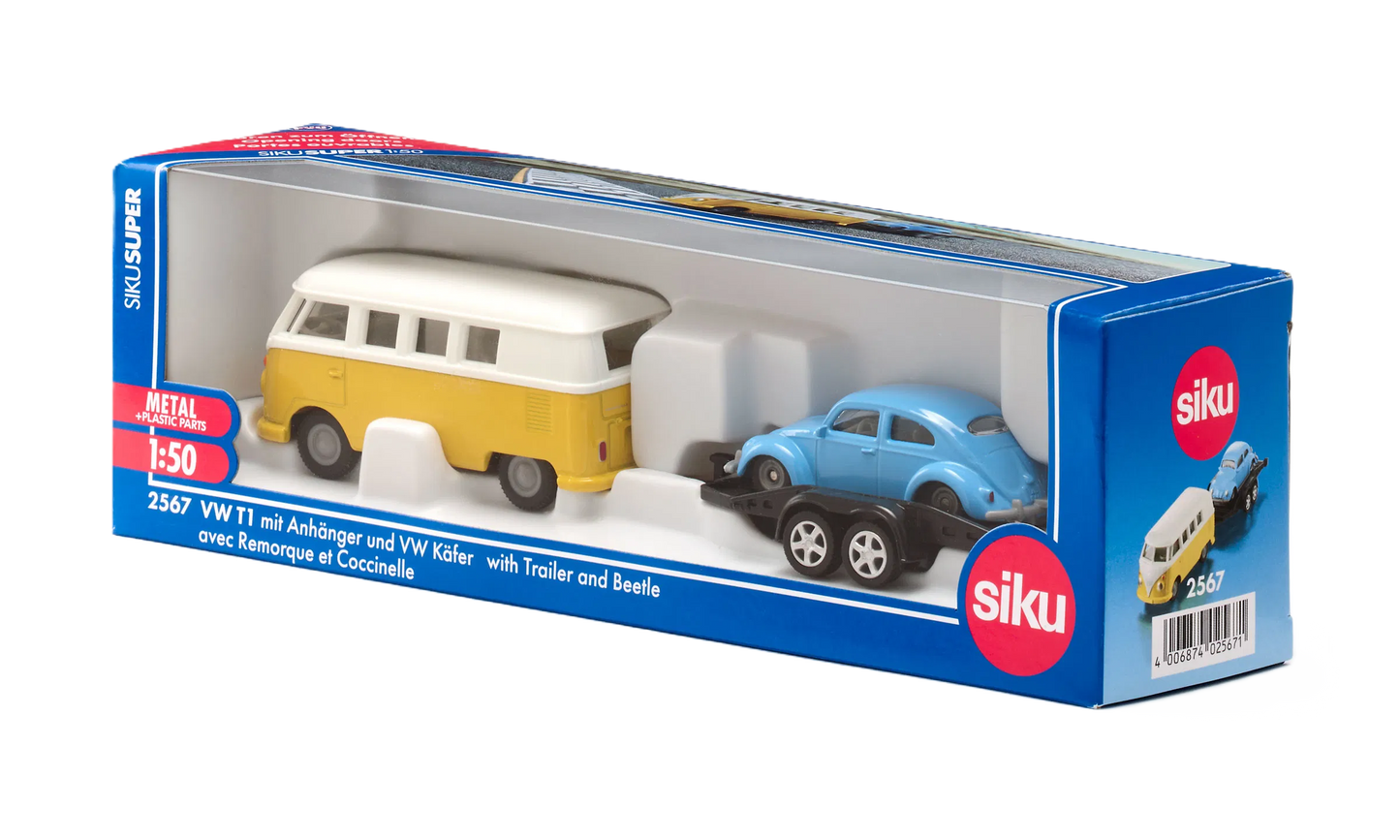 Siku VW T1 med trailer og VW Beetle 1:50 – Detaljeret metal- og plastikmodel med gul/hvid VW T1-minibus, aftagelig trailer og lyseblå VW Beetle. Robust og perfekt til kreativ leg og modeleventyr for børn.