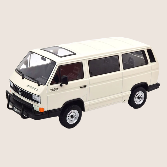 Detaljeret 1:18 skalamodel af Volkswagen Bus T3 Syncro 1987 i hvid. Officielt licenseret VW-produkt med autentiske interiørdetaljer og drejelige forhjul.