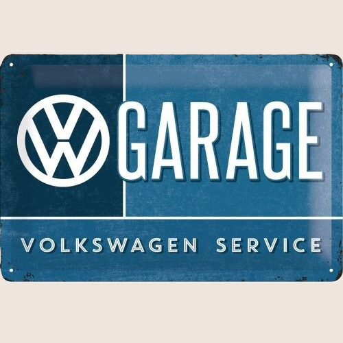Volkswagen Garage Metalskilt 20×30 cm fra Nostalgic Art – retro metalplade med klassisk VW-logo og teksten "Garage / Volkswagen Service". Designet med forprægede kanter og hængningshuller. Ideelt som dekorativt element i garage eller værksted.