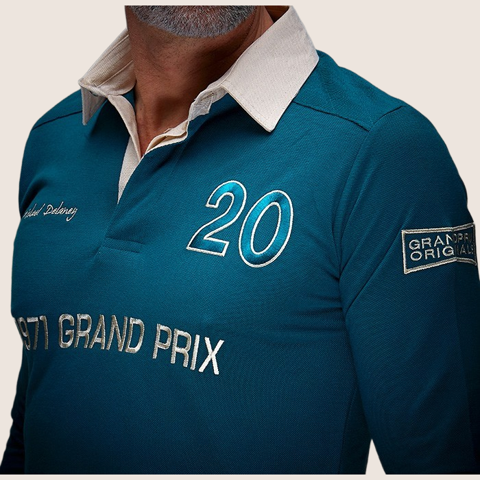 1971 Grand Prix Polo Long Sleeve Indigo – Langærmet polo i indigo med vintage-inspireret Grand Prix-design. Komfortabel og stilfuld til hverdagsbrug eller bilentusiast-events.