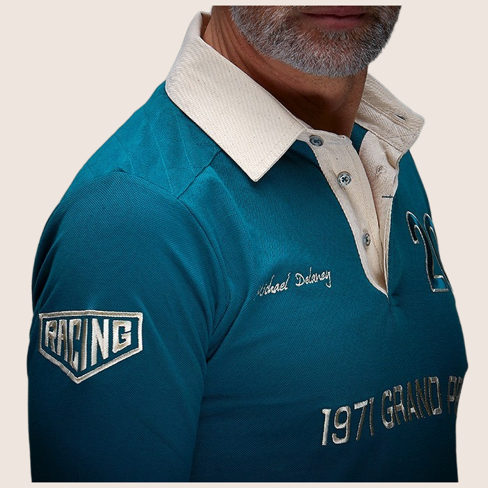1971 Grand Prix Polo Long Sleeve Indigo – Langærmet polo i indigo med vintage-inspireret Grand Prix-design. Komfortabel og stilfuld til hverdagsbrug eller bilentusiast-events.