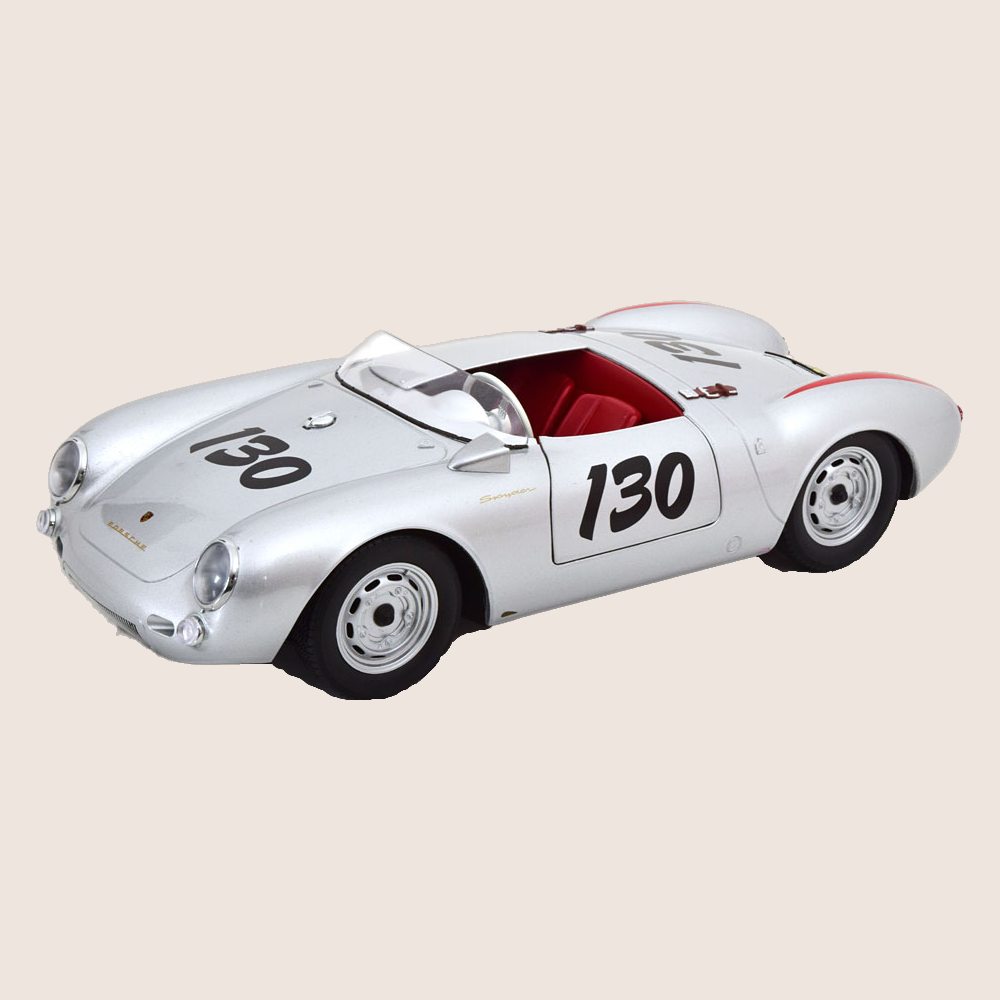 1:12 Porsche 550A Spyder #130, Little Bastard 1956 - 1:12 model af Porsche 550A Spyder, berømt som "Little Bastard", en legende inden for bilhistorie.