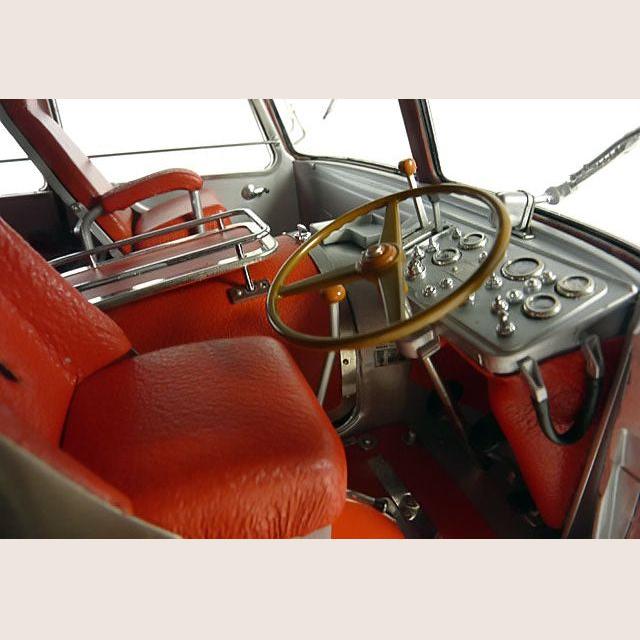 1:18 FIAT 642 BARTOLETTI FERRARI RACE TRANSPORTER - 1:18 model af Fiat 642 Bartoletti Ferrari race transporter, perfekt til motorsportentusiaster.