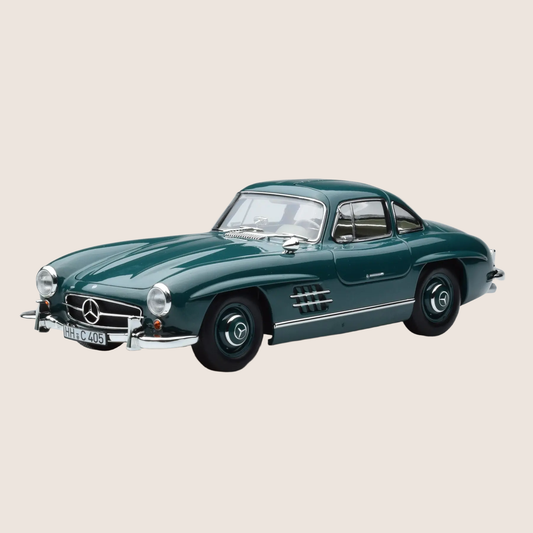 Detaljeret modelbil i skala 1:18 af den klassiske Mercedes-Benz 300 SL fra 1954. Fremstillet af Norev med autentisk design og ikoniske mågevingedøre.
