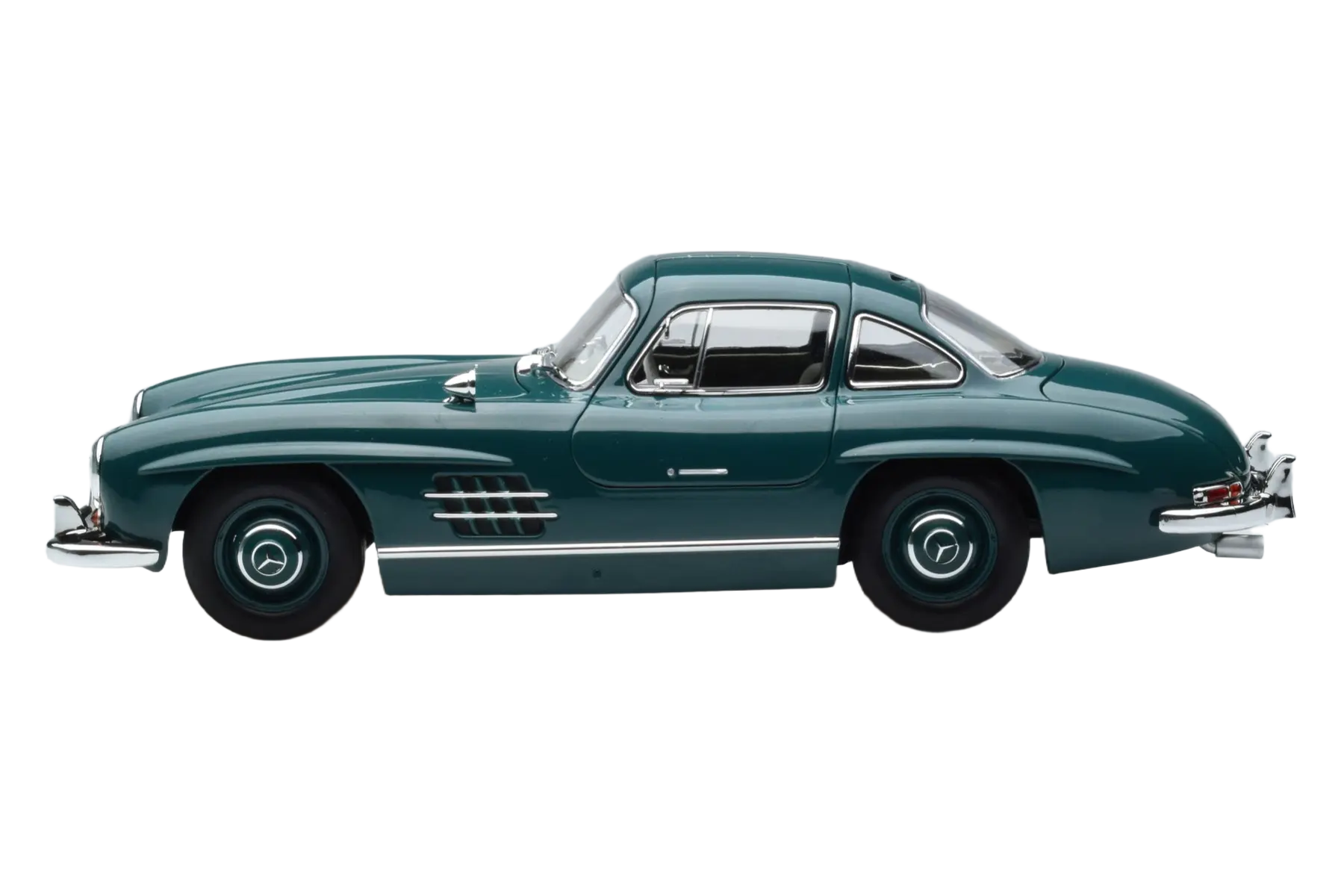 Detaljeret modelbil i skala 1:18 af den klassiske Mercedes-Benz 300 SL fra 1954. Fremstillet af Norev med autentisk design og ikoniske mågevingedøre.