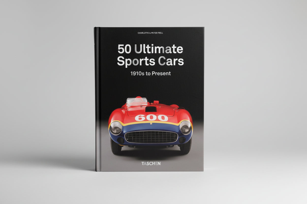 50 Ultimate Sports Cars: 1910s to Present (40th Edition) – Omfattende hardcover-bog med 511 sider, der hylder 50 af de mest ikoniske og elektrificerende sportsvogne gennem historien, fra tidlige Stutz Bear Cat til nutidige McLaren Speedtail. Fantastisk coffee table-udgave for bilentusiaster og designelskere.