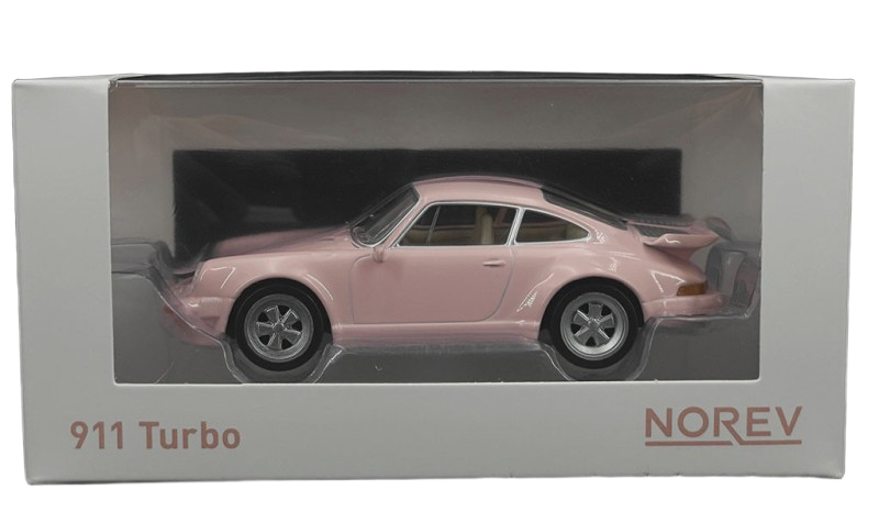 Porsche 911 Turbo Pink 1:43 Norev – Detaljeret skala 1:43 model af Porsche 911 Turbo i iøjnefaldende pink. Fremstillet af Norev med præcise linjer og autentisk design. En unik tilføjelse til enhver bilsamling