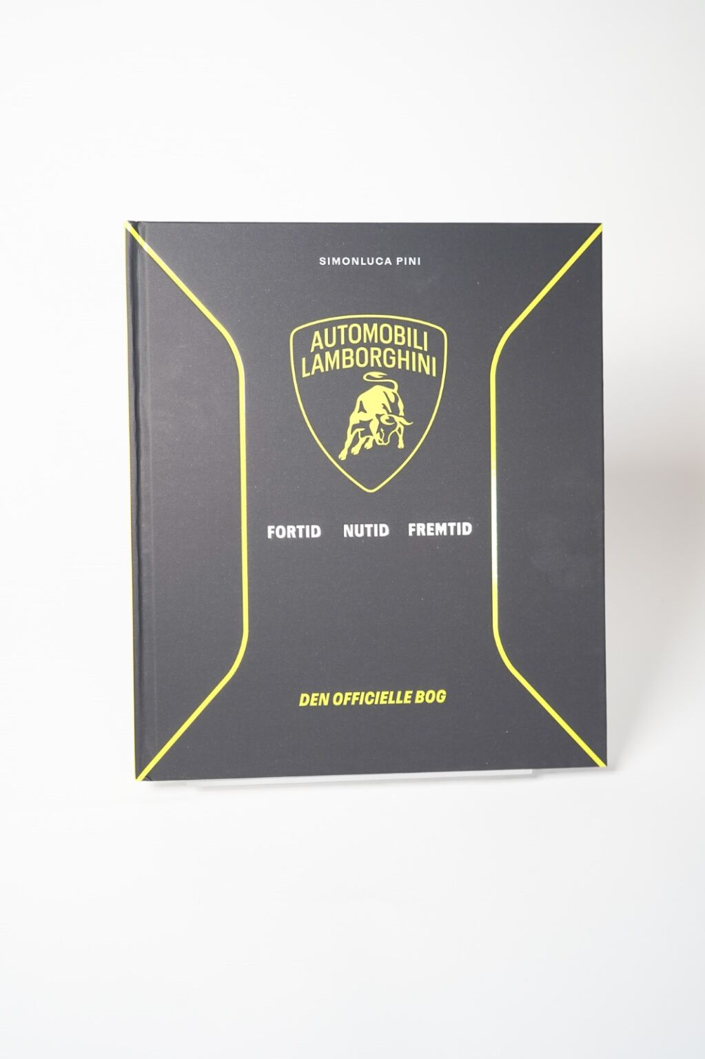 Bog “Automobili Lamborghini: Fortid, Nutid, Fremtid” af Simonluca Pini med billeder af klassiske og moderne Lamborghini-modeller