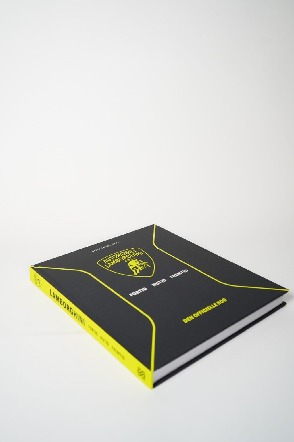 Bog “Automobili Lamborghini: Fortid, Nutid, Fremtid” af Simonluca Pini med billeder af klassiske og moderne Lamborghini-modeller