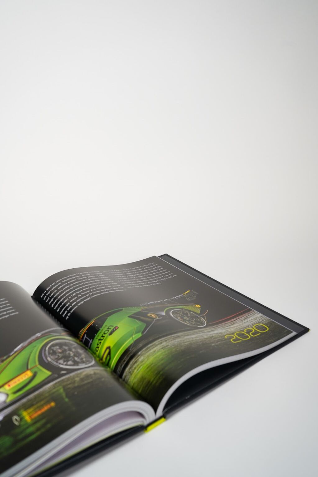 Bog “Automobili Lamborghini: Fortid, Nutid, Fremtid” af Simonluca Pini med billeder af klassiske og moderne Lamborghini-modeller