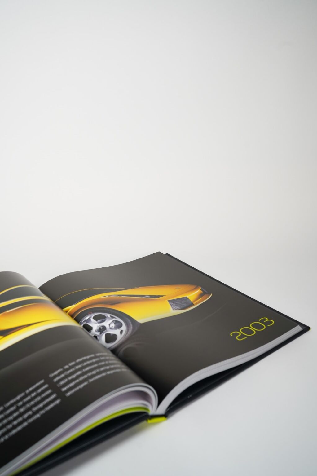 Bog “Automobili Lamborghini: Fortid, Nutid, Fremtid” af Simonluca Pini med billeder af klassiske og moderne Lamborghini-modeller