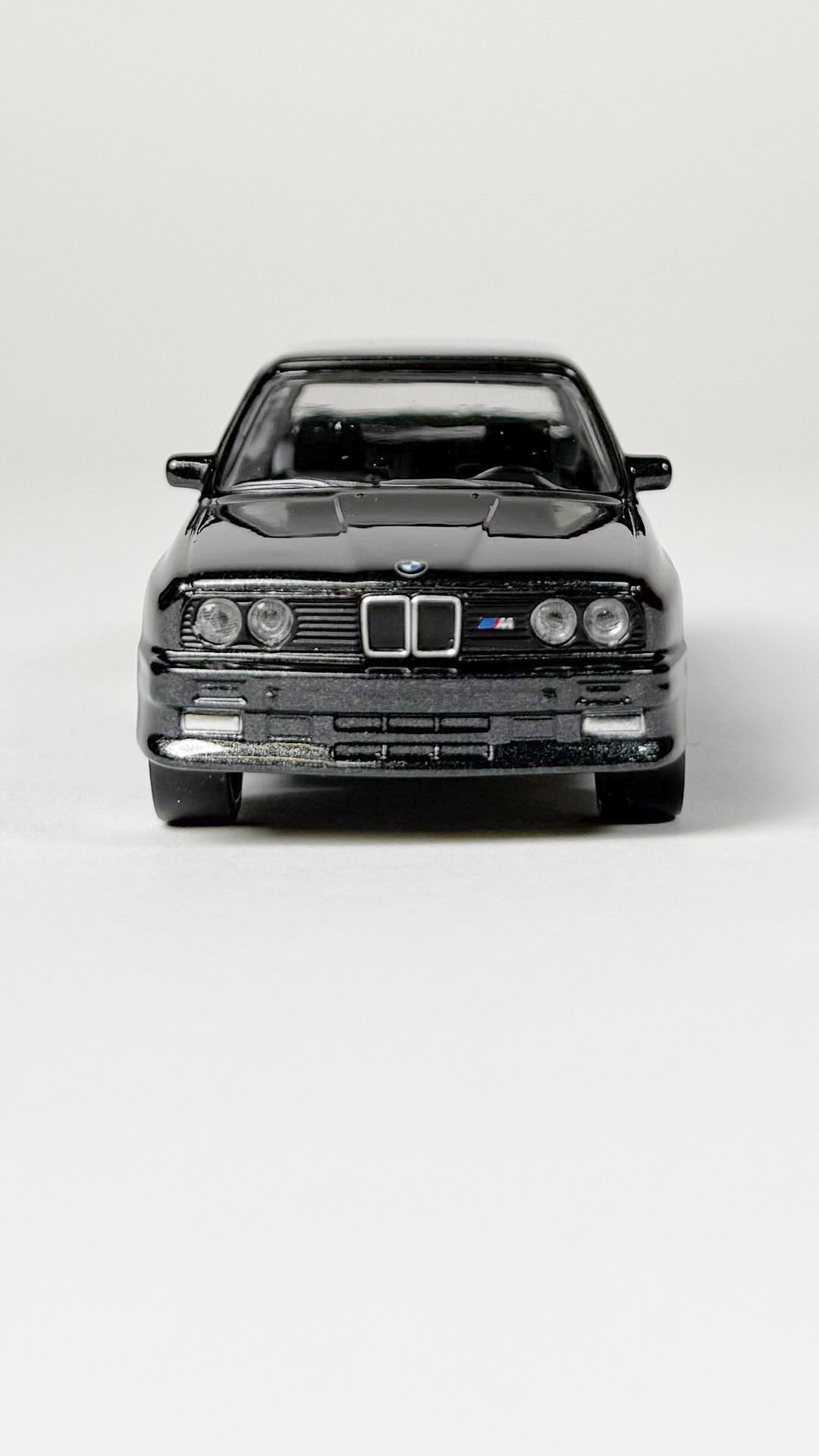 BMW M3 E30 Norev (1:43) – Detaljeret model af BMW M3 E30 fra Norev i 1:43 skala.