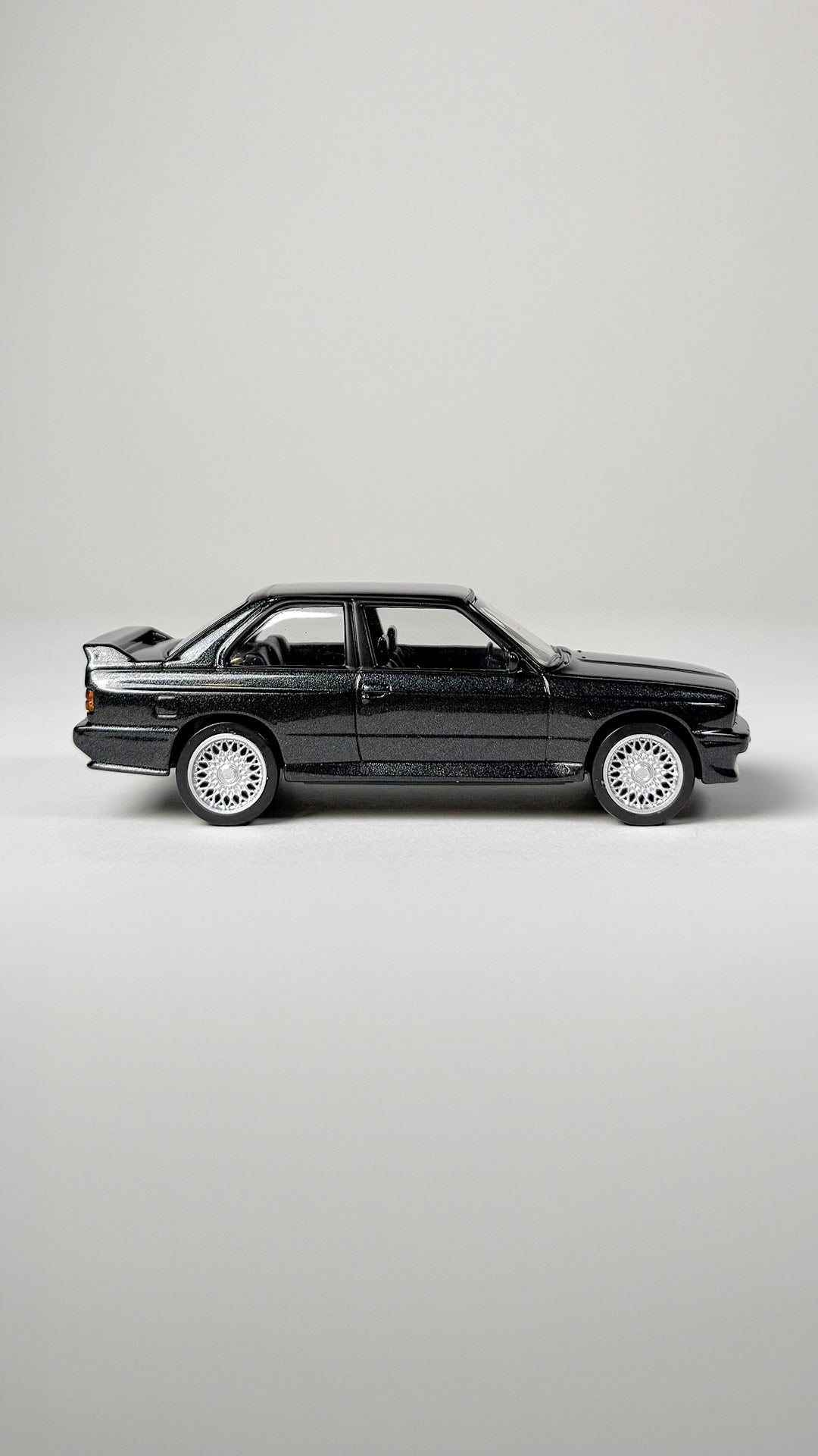 BMW M3 E30 Norev (1:43) – Detaljeret model af BMW M3 E30 fra Norev i 1:43 skala.