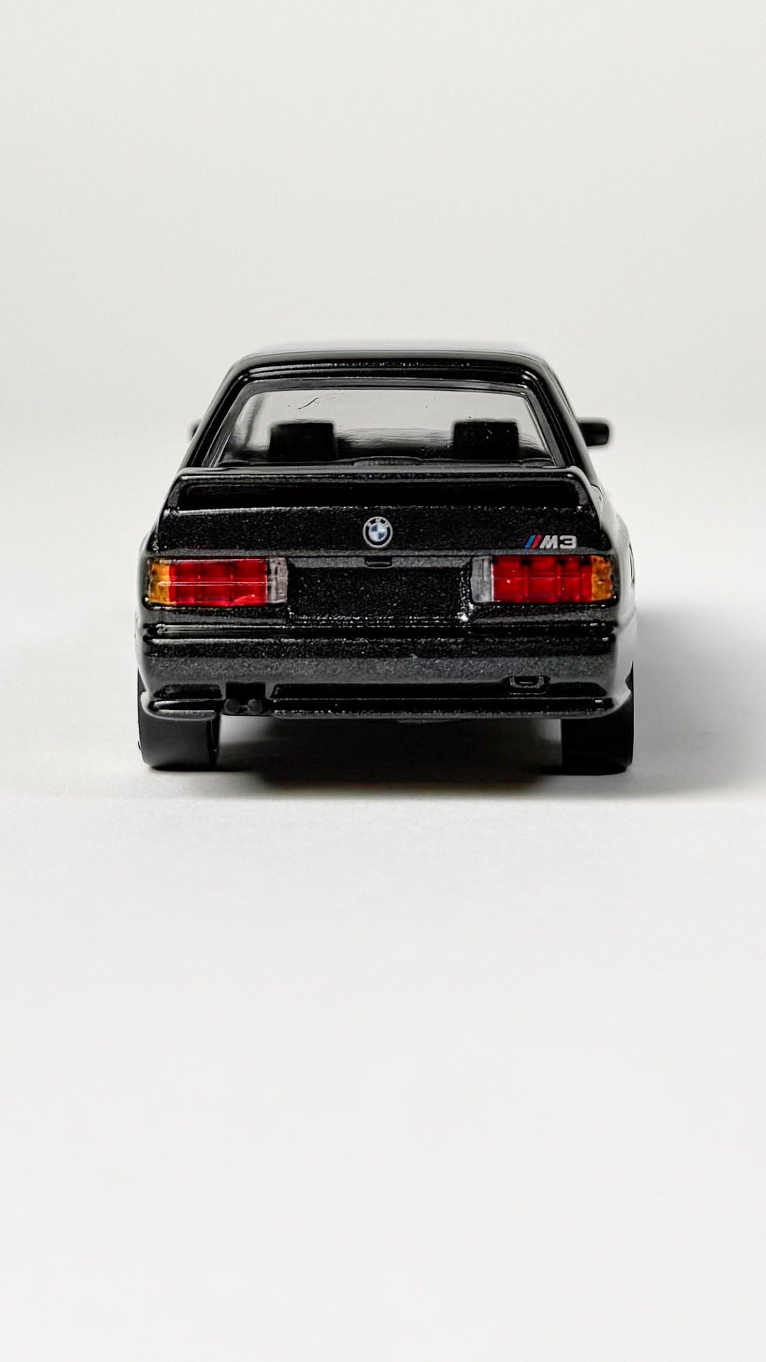 BMW M3 E30 Norev (1:43) – Detaljeret model af BMW M3 E30 fra Norev i 1:43 skala.
