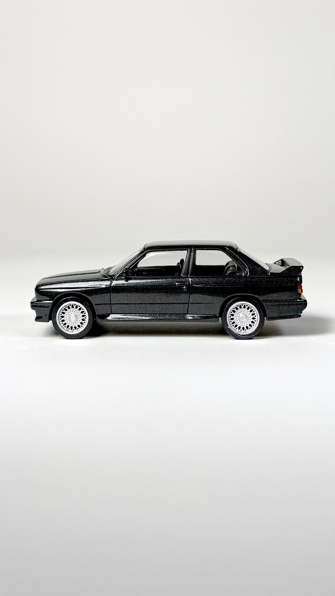 BMW M3 E30 Norev (1:43) – Detaljeret model af BMW M3 E30 fra Norev i 1:43 skala.