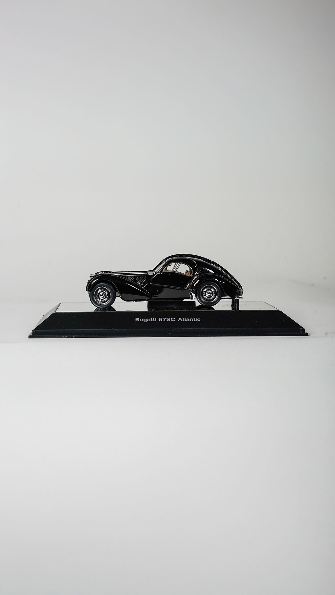 Bugatti 57S Atlantic 1:43 modelbil med aerodynamisk karrosseri og eksklusivt design