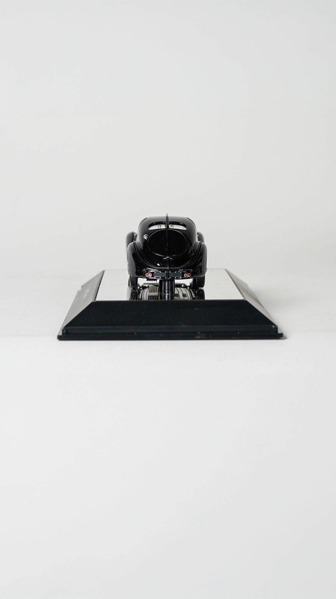 Bugatti 57S Atlantic 1:43 modelbil med aerodynamisk karrosseri og eksklusivt design