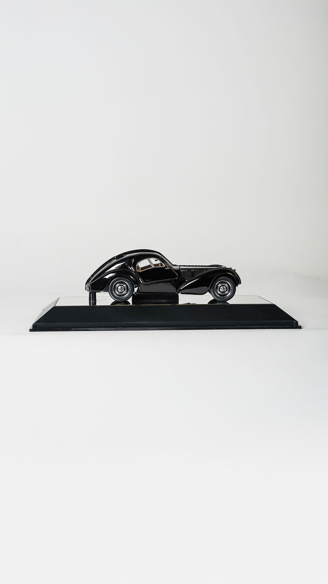 Bugatti 57S Atlantic 1:43 modelbil med aerodynamisk karrosseri og eksklusivt design