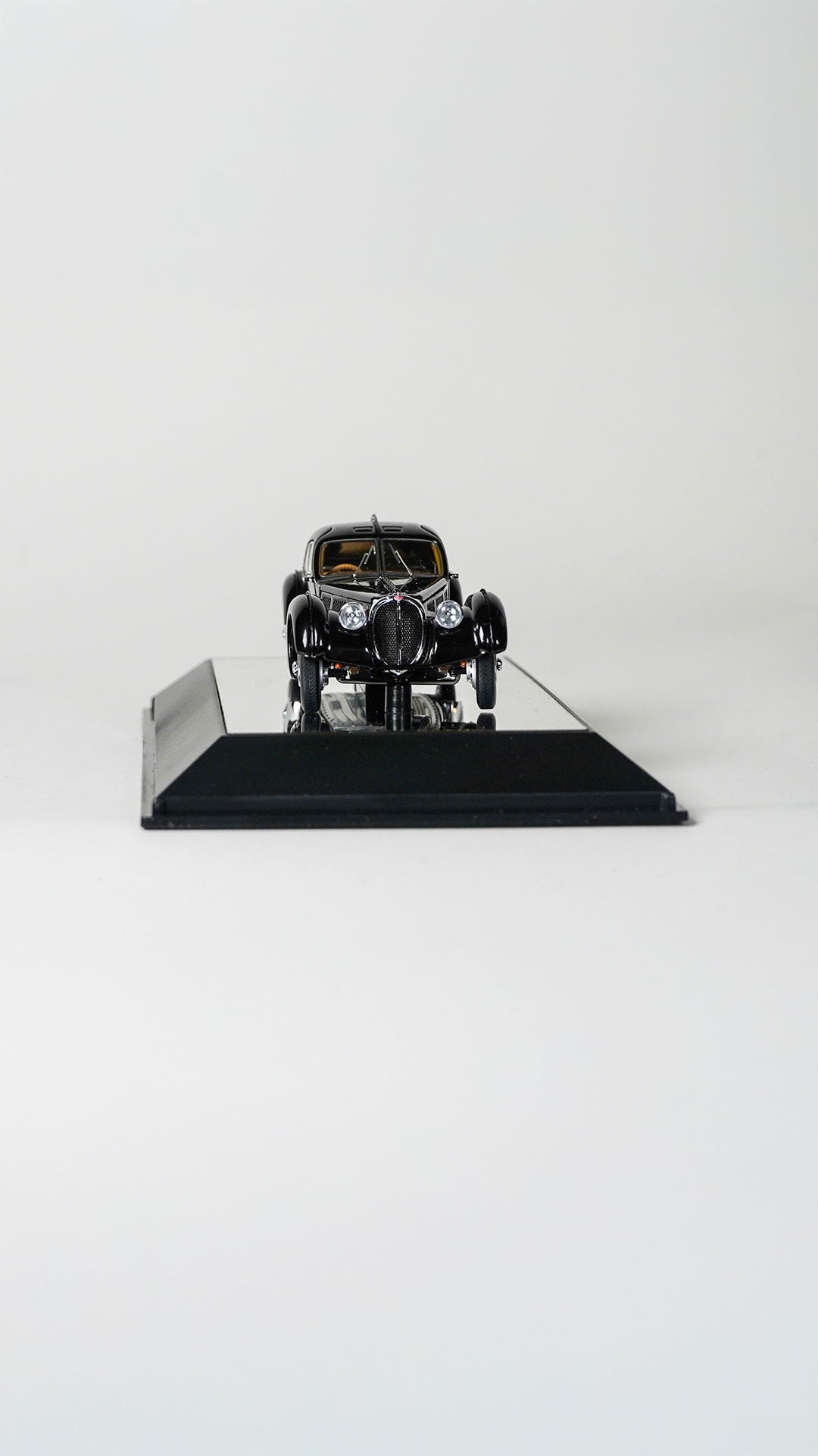 Bugatti 57S Atlantic 1:43 modelbil med aerodynamisk karrosseri og eksklusivt design